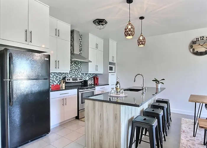 Good Vibes Only -Modern And Spacious 2 Bedroom Condo 4 Beds Free Parking, Gym